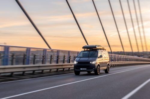 A dark modern minivan with roof box moves along the bridge at sunset light. Scene of freedom, travel and adventure with warm golden tones and urban landscape. SSUCv3H4sIAAAAAAAAA41Py46DMAz8F59BgqalwK9UPeThUqtAqsRstUL59zqUaq+bgzXjiT3jFchBD+h0Y92hKo26VWVdS2k748qDqlV1Ojat6QwU4DQj9LU6Vs25brtWnc6qkleA0ZEs9CvQOC6Rg2byM/SiBJwdhg2iI/aB9CgsFRBZ8xIxypgwK7sHUTf+3XdZc18CinlcTAap+GfvWoAecLa/eX/KQUbUm91FpMeLMUy7t+d7jpjhM5CledgzySl++uDZc57dHNjbB7l9+HPGnaQbshcsz9Frh26XFzMR85cG/CF8/f1OKb0BwPS5aYQBAAA=